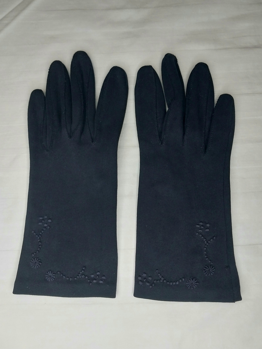 Vintage Black short gloves with embroidered flower